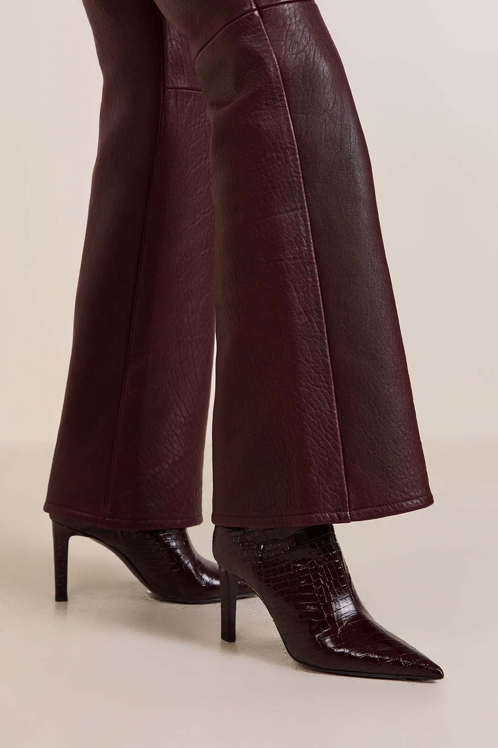 תמונת כל הלוק של מגפוני עקב פרנקי